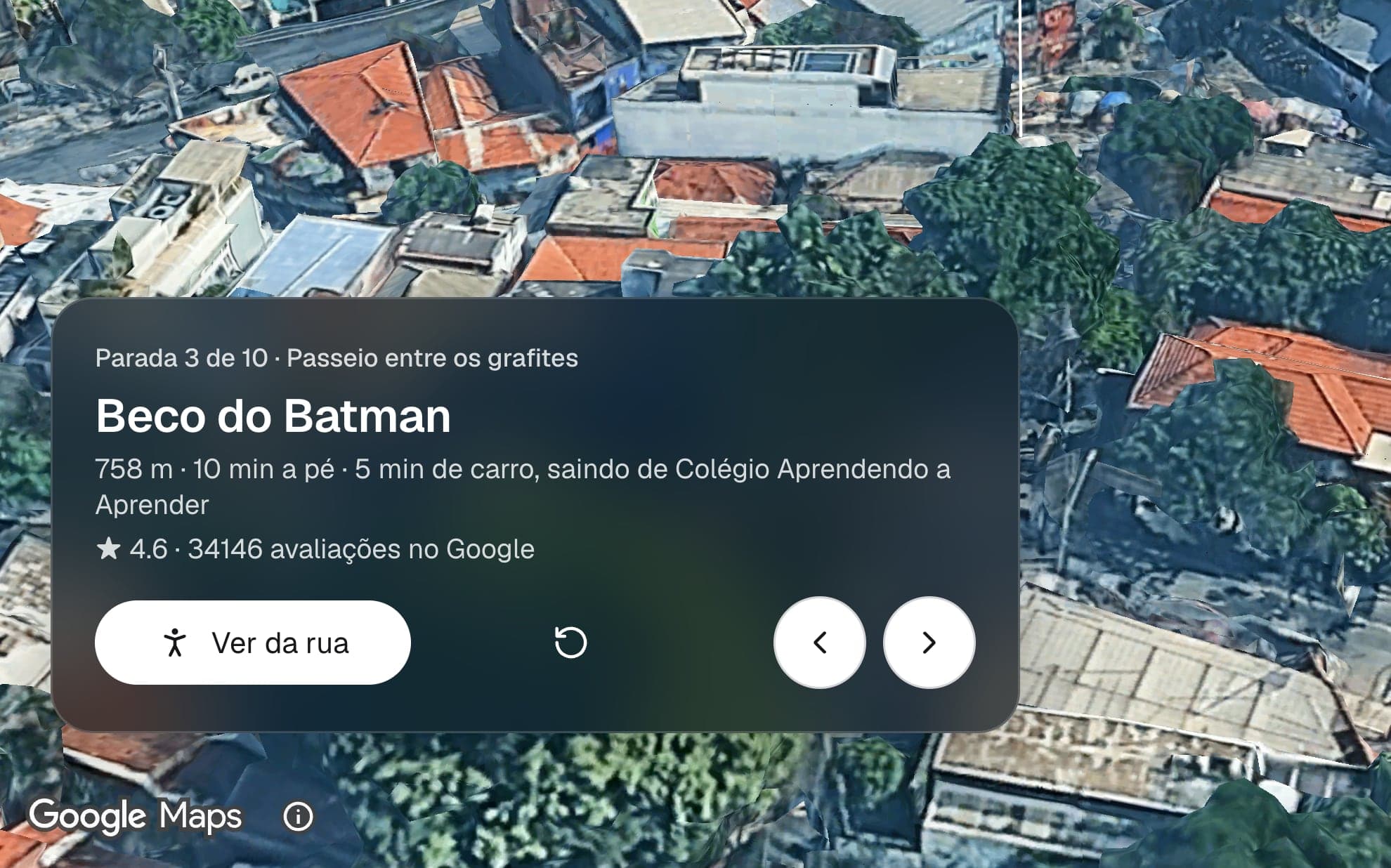 O card do tour de demonstração na parada Beco do Batman, sobre o bairro de Pinheiros em 3D: "Parada 3 de 10 · Passeio entre os grafites", a 758 m, 10 min a pé e 5 min de carro da parada anterior, nota 4,6 no Google, com o botão "Ver da rua" e as setas do tour.